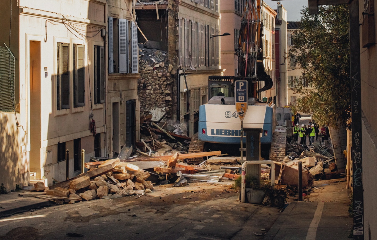 epaselect epa10566617 The site of an explosion leading to the collapse of at least one building in Marseille, France, 09 April 2023. Several people were injured, according to the police and the cause is still unknown. Rescuer are still searching for missing people.  EPA/Orianne Ciantar Olive