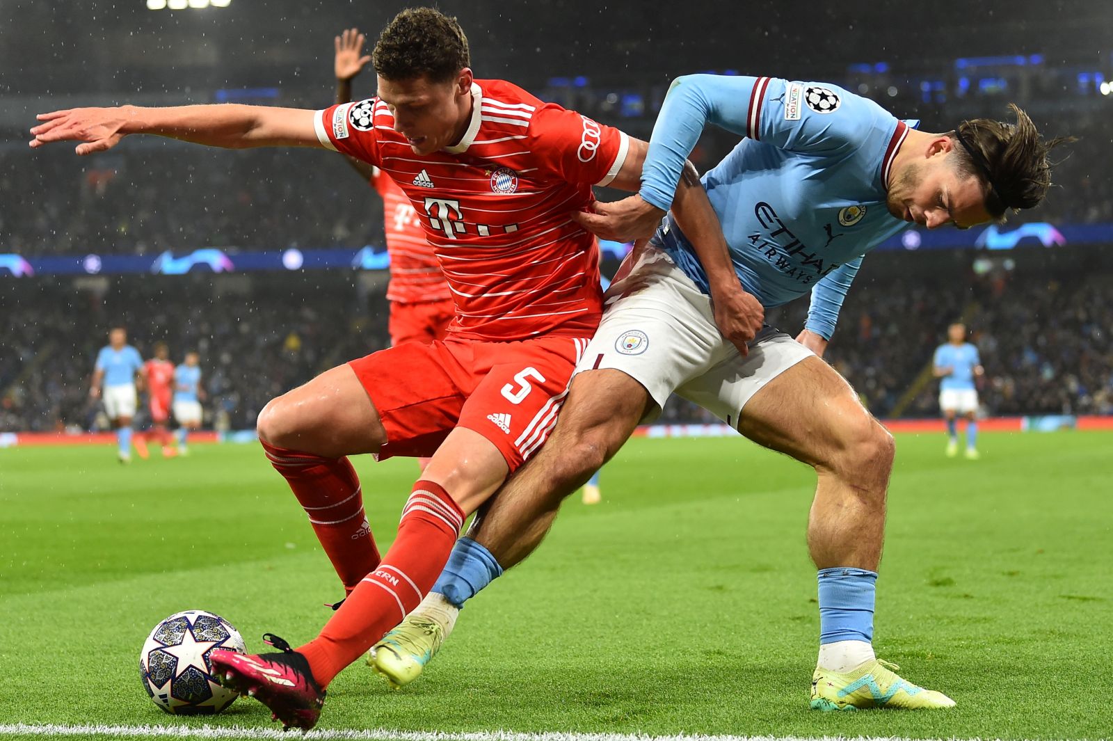 epaselect epa10568798 Benjamin Pavard of Bayern Muncih (L) in action against Jack Grealish of Manchester City during the UEFA Champions League quarter final 1st leg match between Manchester City and Bayern Munich in Manchester, Britain, 11 April 2023.  EPA/PETER POWELL