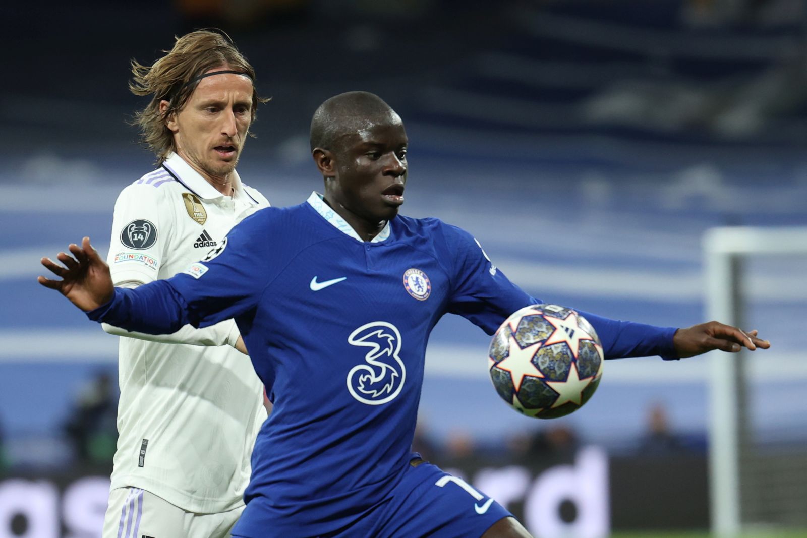 epa10570085 Real Madrid's midfielder Luka Modric (L) in action against Chelsea's defender Ngolo Kante (R) during the UEFA Champions League quarter final first leg soccer match between Real Madrid and Chelsea FC, in Madrid, Spain, 12 April 2023.  EPA/Kiko Huesca