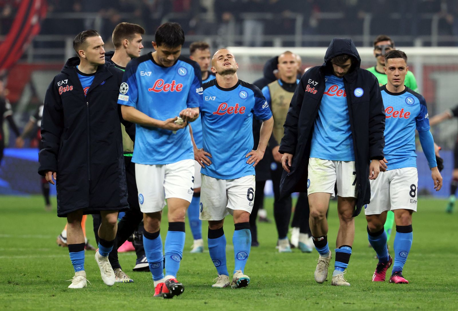 epa10570203 Napoli’s player leave the pitch after losing the UEFA Champions League quarter-final first leg match between AC Milan and SSC Napoli at Giuseppe Meazza Stadium in Milan, Italy, 12 April 2023.  EPA/MATTEO BAZZI