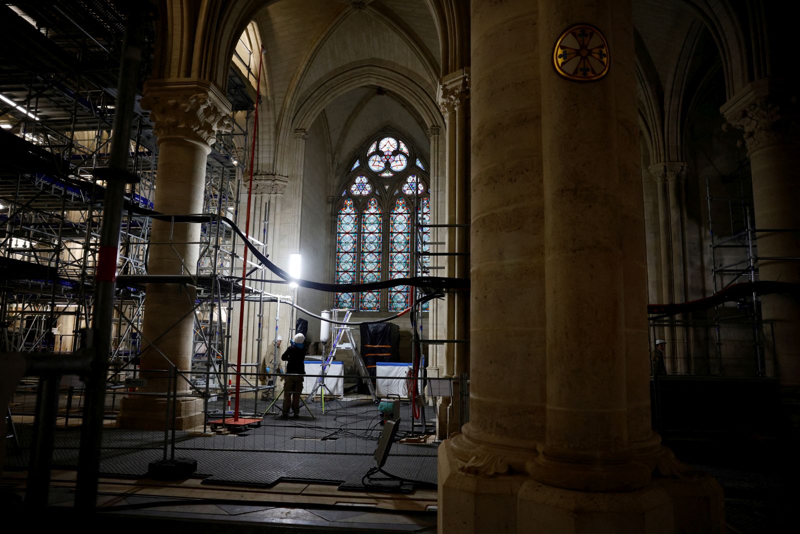 epa10572109 Scaffolding inside the nave of the Notre-Dame de Paris Cathedral, which was damaged in a devastating fire on 15 April 2019, in Paris, France, 14 April 2023.  EPA/SARAH MEYSSONNIER / POOL  MAXPPP OUT