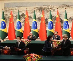 epa10572338 Brazilian President Luiz Inacio Lula da Silva (C-L) and Chinese President Xi Jinping (C-R) applaud during a signing ceremony held at the Great Hall of the People in Beijing, China, 14 April 2023.  EPA/KEN ISHII / POOL