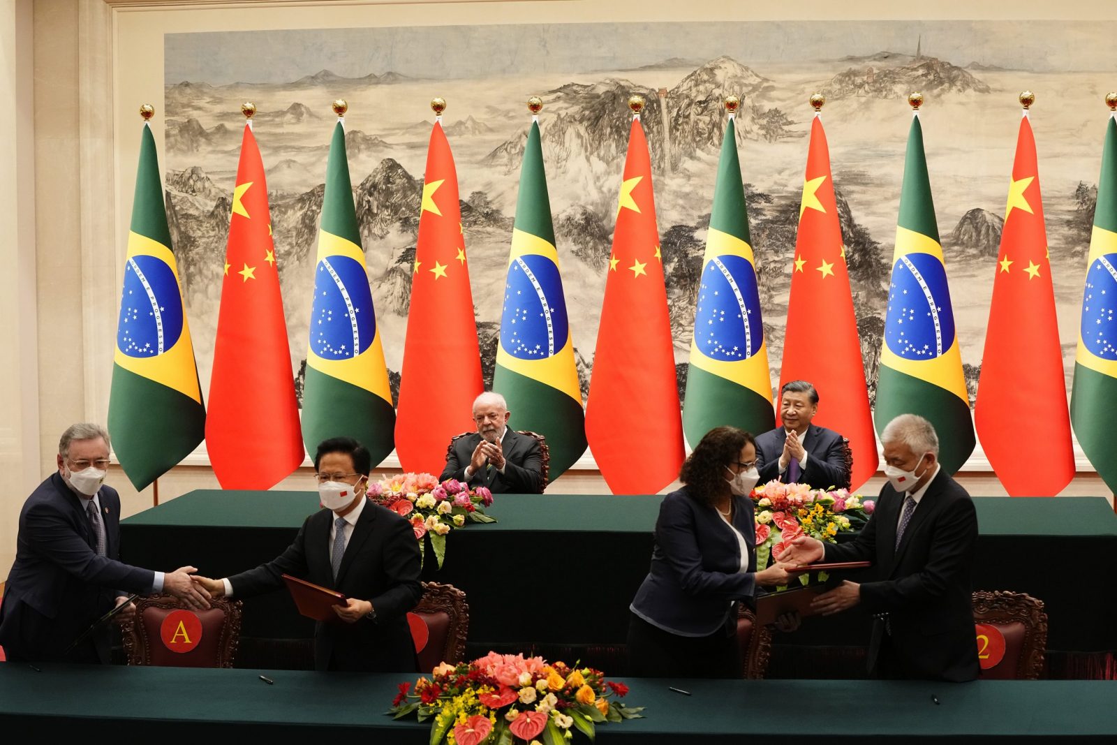 epa10572338 Brazilian President Luiz Inacio Lula da Silva (C-L) and Chinese President Xi Jinping (C-R) applaud during a signing ceremony held at the Great Hall of the People in Beijing, China, 14 April 2023.  EPA/KEN ISHII / POOL