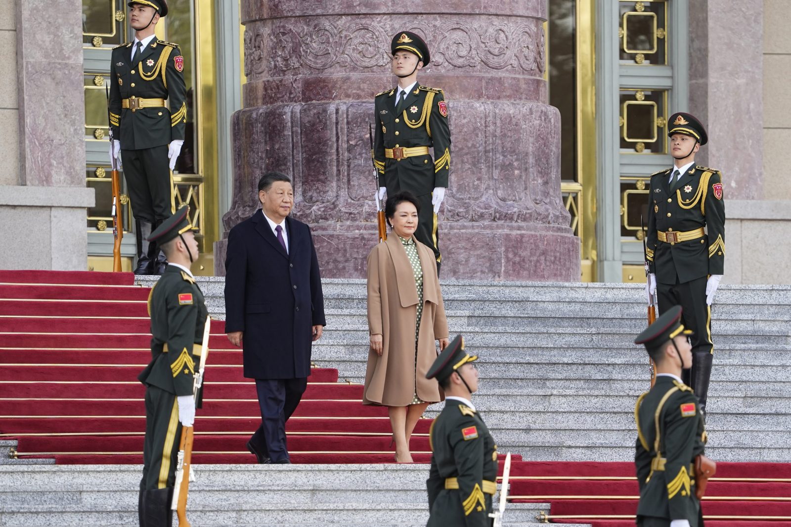 epa10572347 Chinese President Xi Jinping (R) and his wife, Peng Liyuan walk down the steps ahead of a welcome ceremony for Brazil's President at the Great Hall of the People in Beijing, China, 14 April 2023.  EPA/KEN ISHII / POOL