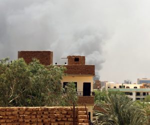 epa10573901 Smoke rises above buildings in Khartoum, Sudan, 15 April 2023. Gunfire and explosions were reported in Khartoum after a power struggle erupted between the army led by army Chief General Abdel Fattah al-Burhan and the paramilitaries of the Rapid Support Forces (RSF) led by General Mohamed Hamdan Dagalo.  EPA/MOHND AWAD