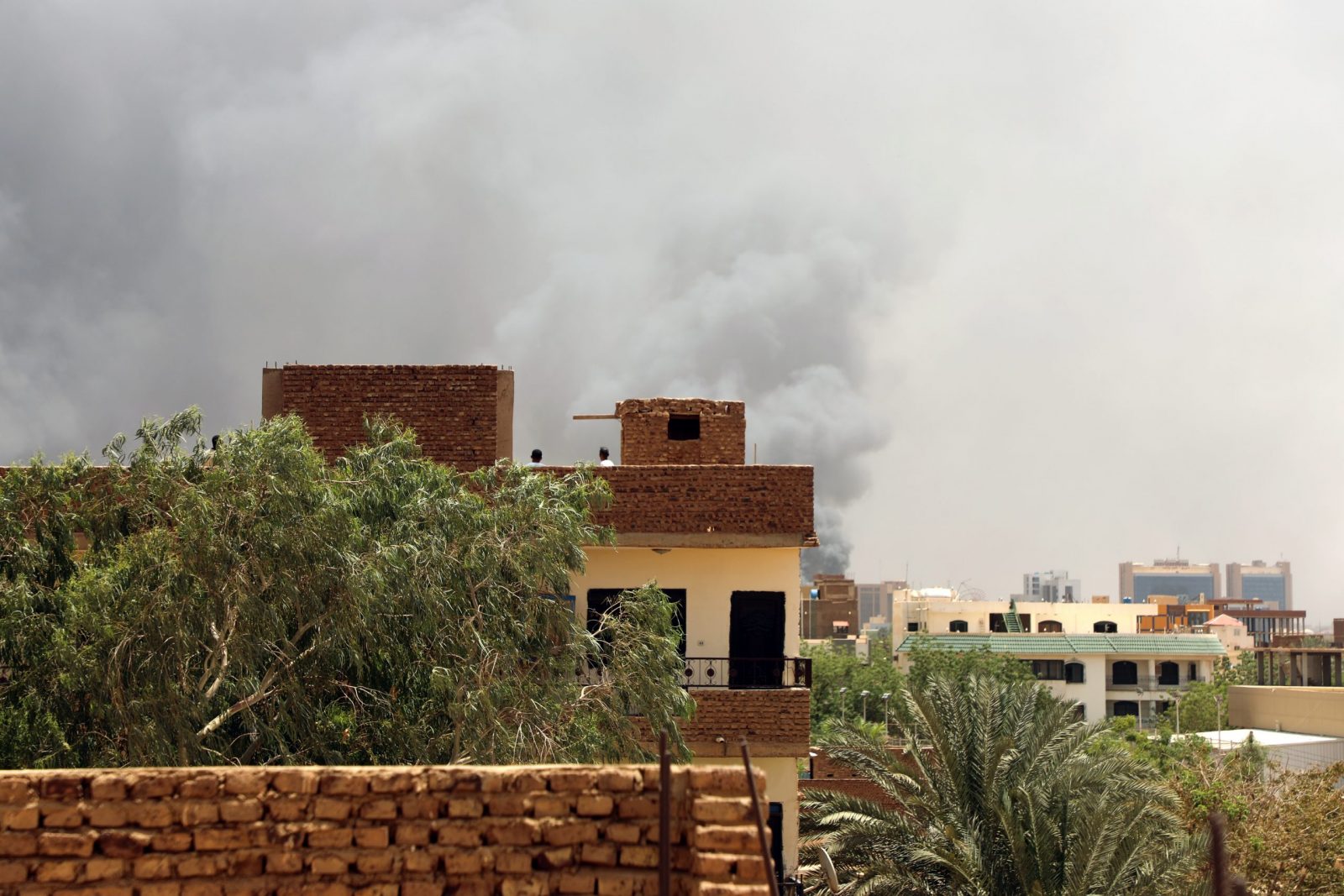 epa10573901 Smoke rises above buildings in Khartoum, Sudan, 15 April 2023. Gunfire and explosions were reported in Khartoum after a power struggle erupted between the army led by army Chief General Abdel Fattah al-Burhan and the paramilitaries of the Rapid Support Forces (RSF) led by General Mohamed Hamdan Dagalo.  EPA/MOHND AWAD