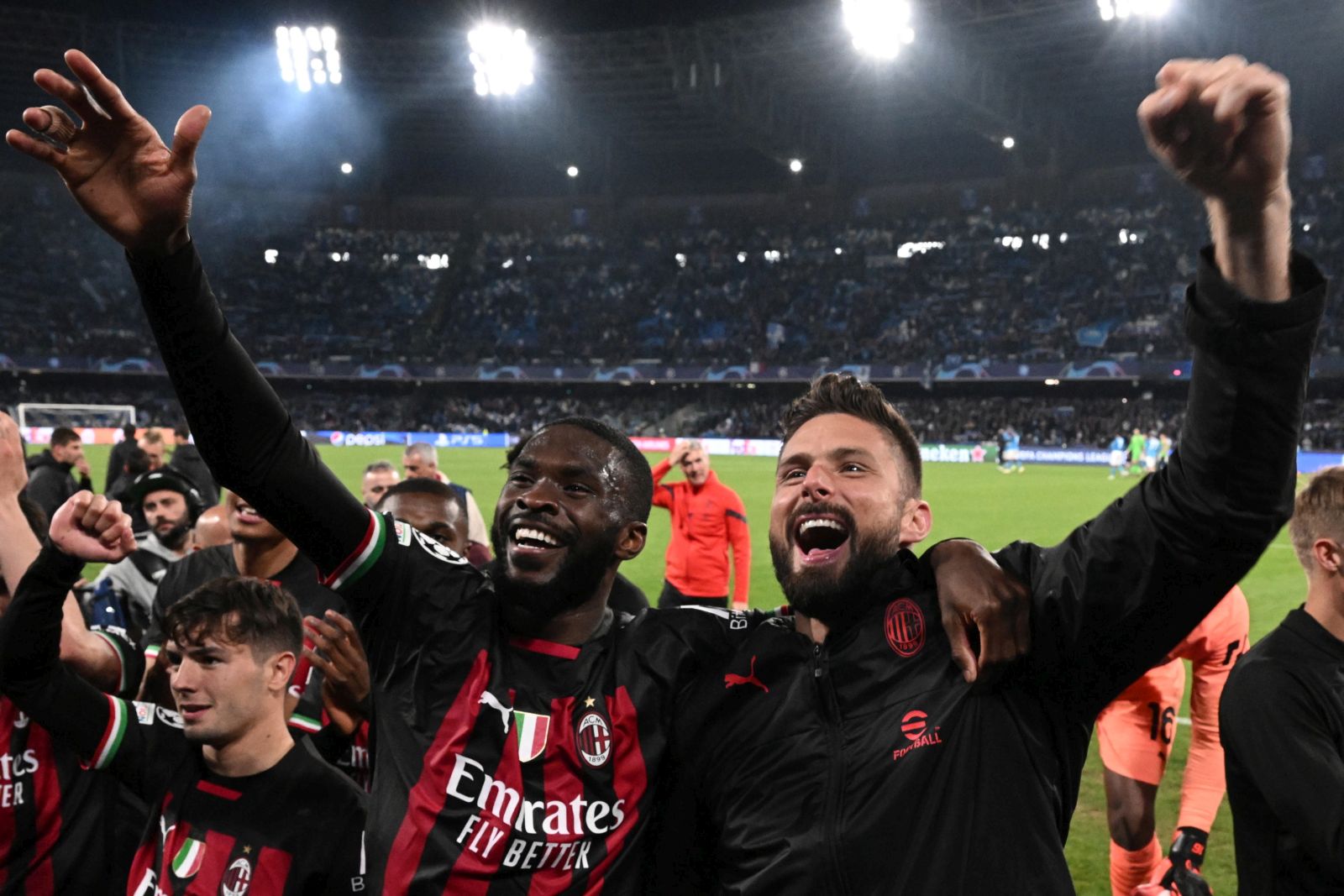 epa10579254 Milan's players celebrate at the end of the UEFA Champions League quarter final second leg soccer match SSC Napoli vs AC Milan in Naples, Italy, 18 April 2023.  EPA/CIRO FUSCO