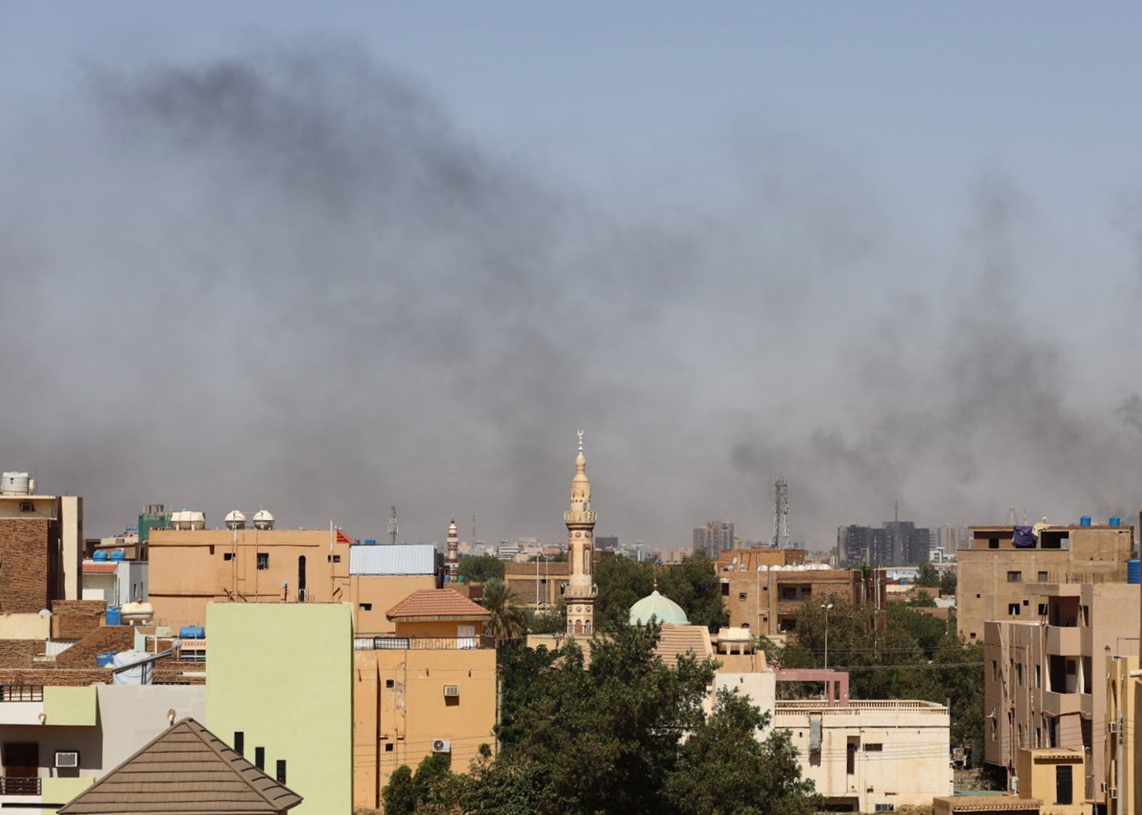 epa10579954 Smoke rises over the city during the ongoing fighting between Sudanese army and paramilitaries of the Rapid Support Forces (RSF) in Khartoum, Sudan, 19 April 2023. A power struggle erupted since 15 April between the Sudanese army led by army Chief General Abdel Fattah al-Burhan and the paramilitaries of the Rapid Support Forces (RSF) led by General Mohamed Hamdan Dagalo, resulting in at least 200 deaths according to doctors' association in Sudan.  EPA/STRINGER