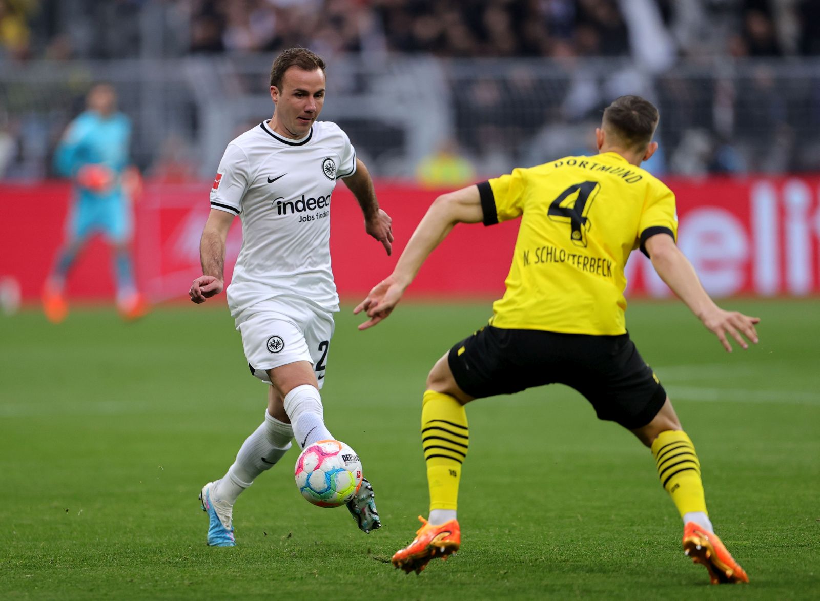 epa10586144 Frankfurt's Mario Goetze (L) in action against Dortmund's Nico Schlotterbeck (R) during the German Bundesliga soccer match between Borussia Dortmund and Eintracht Frankfurt in Dortmund, Germany, 22 April 2023.  EPA/FRIEDEMANN VOGEL CONDITIONS - ATTENTION: The DFL regulations prohibit any use of photographs as image sequences and/or quasi-video.