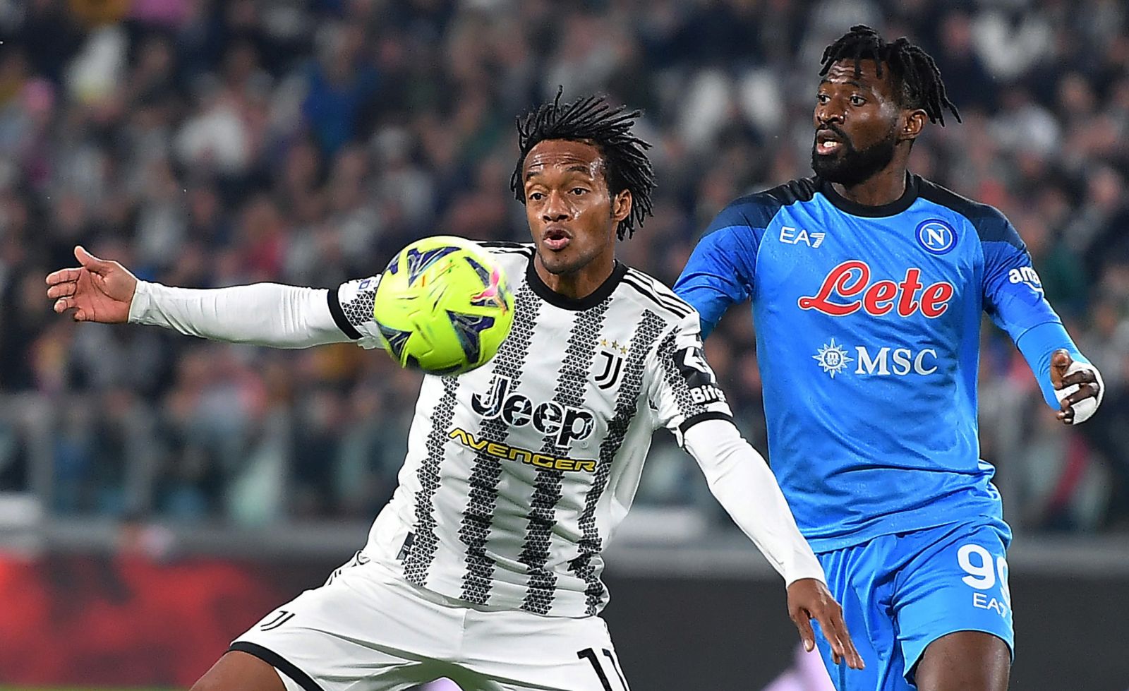 epa10588251 Juventus's Juan Cuadrado (L) and Napoli's Alvaro Ndombele (R) in action during the Italian Serie A soccer match between Juventus FC vs SSC Napoli in Turin, Italy, 23 April 2023.  EPA/Alessandro Di Marco