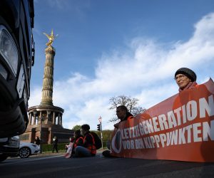 epa10588746 Activists block a street during a climate protest at the victory column in Berlin, Germany, 24 April 2023. The climate protest organization Letzte Generation announced actions of civil disobedience taking place on 24 April 2023 as climate protests in Berlin.  EPA/CLEMENS BILAN