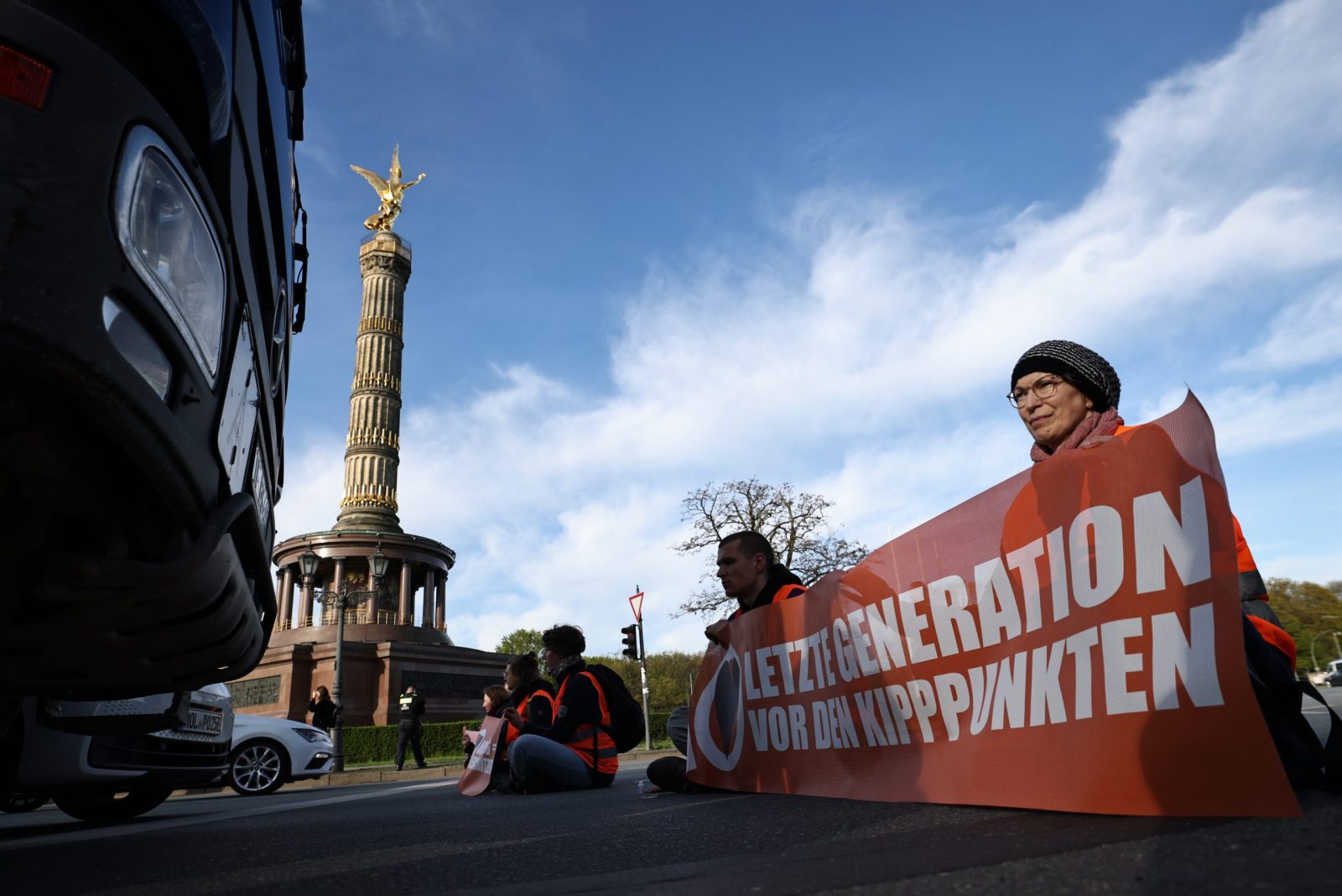 epa10588746 Activists block a street during a climate protest at the victory column in Berlin, Germany, 24 April 2023. The climate protest organization Letzte Generation announced actions of civil disobedience taking place on 24 April 2023 as climate protests in Berlin.  EPA/CLEMENS BILAN