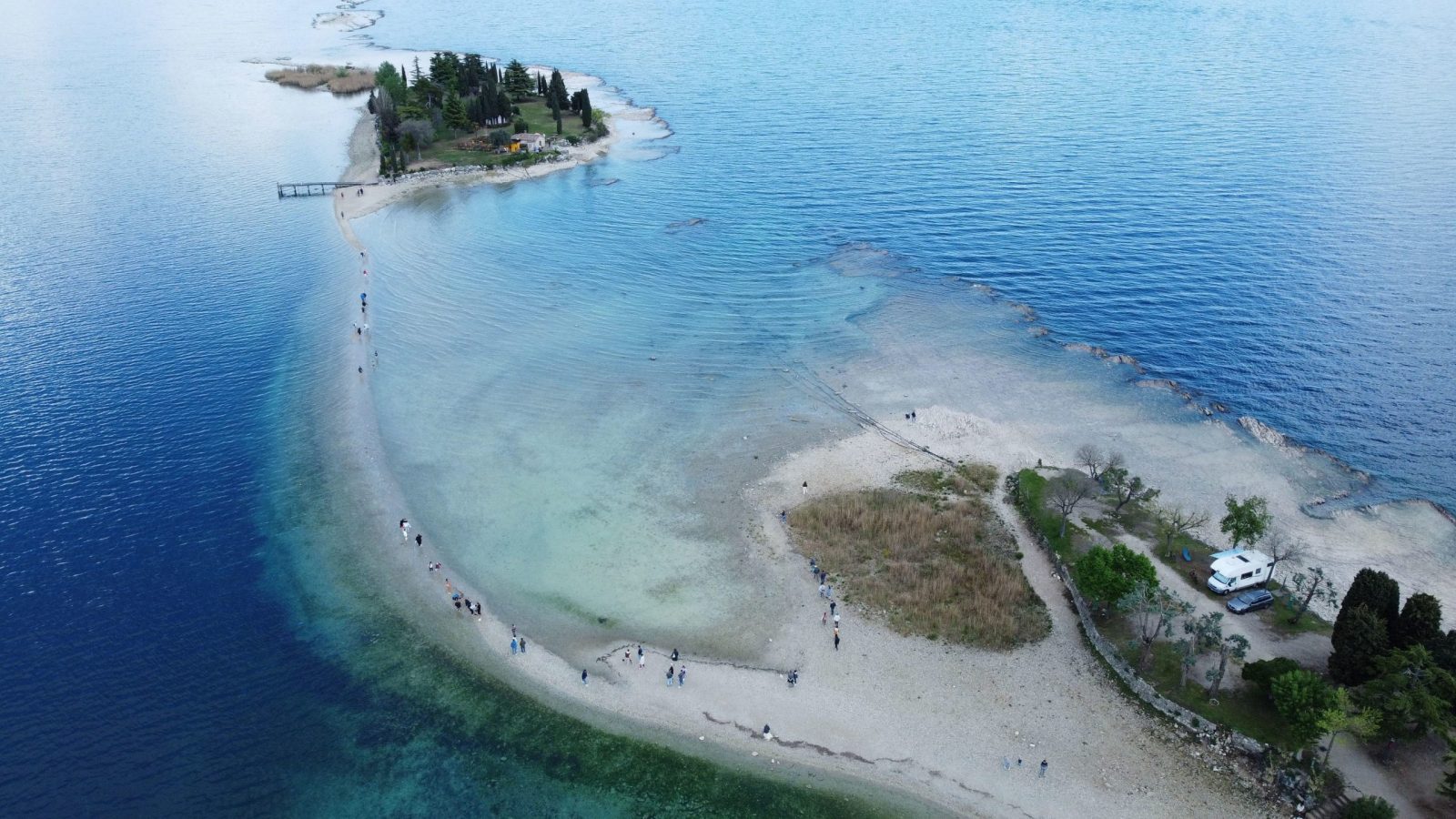epaselect epa10589576 An aerial view on San Biagio Island on Garda Lake in Manerba Del Garda, near Brescia, Italy, 24 April 2023. Lake Garda, the largest Italian lake, has reached its lowest water level since 1953 and is now only 45.8 centimeters above the hydrometric zero, compared to an average of 109 centimeters in the last 70 years, according by the data collected by the satellite Sentinel-2. The data are collected by the European Commission and the European Space Agency within the Copernicus program of European Observatory on Drought. Lake Garda is a fundamental freshwater reservoir and low water levels put at risk its ability to support agriculture, local communities, tourism and navigation.  EPA/FILIPPO VENEZIA