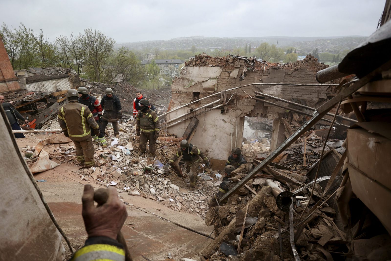epa10591018 Ukrainian rescuers remove debris after a rocket attack on the local history museum in the city of Kupiansk, Kharkiv region, northeastern Ukraine, 25 April 2023, amid Russia's invasion. At least two persons were killed and 10 others injured in the attack, the State Emergency Service of Ukraine reported. Russian troops entered Ukrainian territory in February 2022, starting a conflict that has provoked destruction and a humanitarian crisis.  EPA/STRINGER