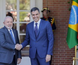 epa10591858 Spanish Prime Minister, Pedro Sanchez (R), welcomes Brazilian President, Luiz Inacio Lula da Silva, upon his arrival at the Palace of La Moncloa in Madrid, Spain, 26 April 2023. Lula is on an official visit to Madrid aimed at boosting bilateral relations.  EPA/Javier Lizon