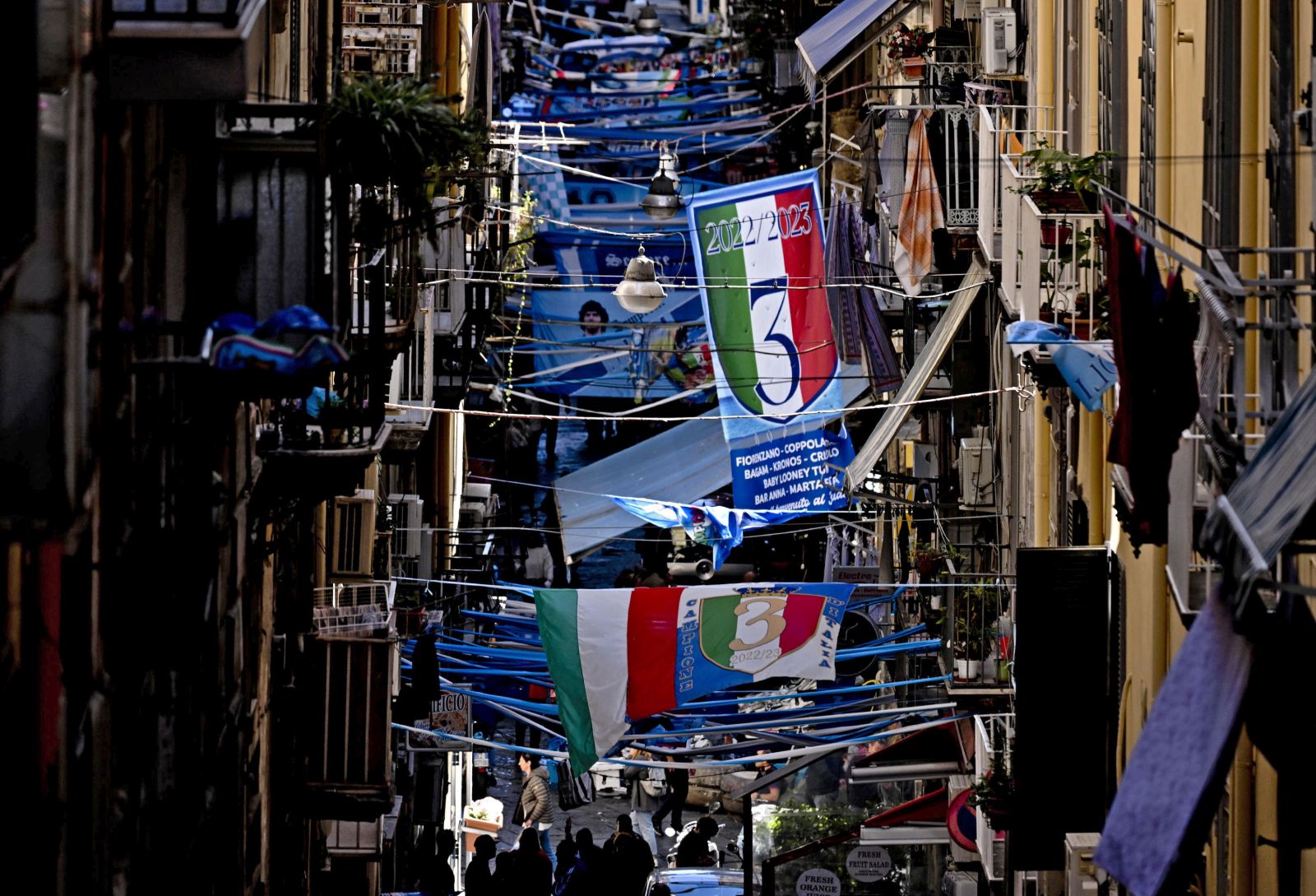 epa10592082 A general view over a street decorated with blue and white ribbons and flags in forestalling celebrations of Napoli's anticipated Serie A title, in Naples, Italy, 26 April 2023.  EPA/CIRO FUSCO  EPA-EFE/CIRO FUSCO