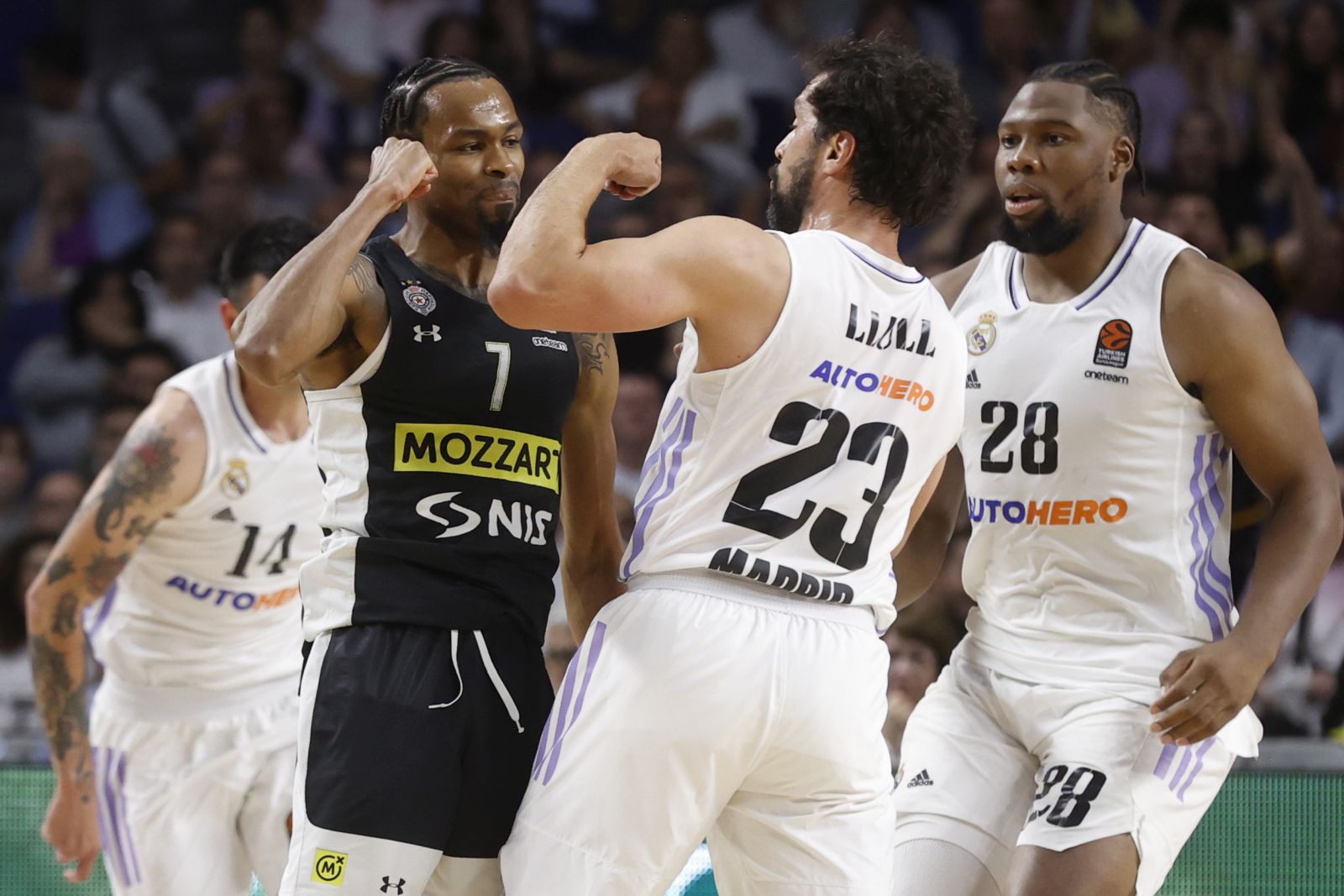 epaselect epa10595430 Partizan's Kevin Punter (L) confronts with Real Madrid's Sergio Llull (C) during the Euroleague basketball match between Real Madrid and Partizan Belgrade at Wizink Center in Madrid, Spain, 27 April 2023.  EPA/Juan Carlos Hidalgo