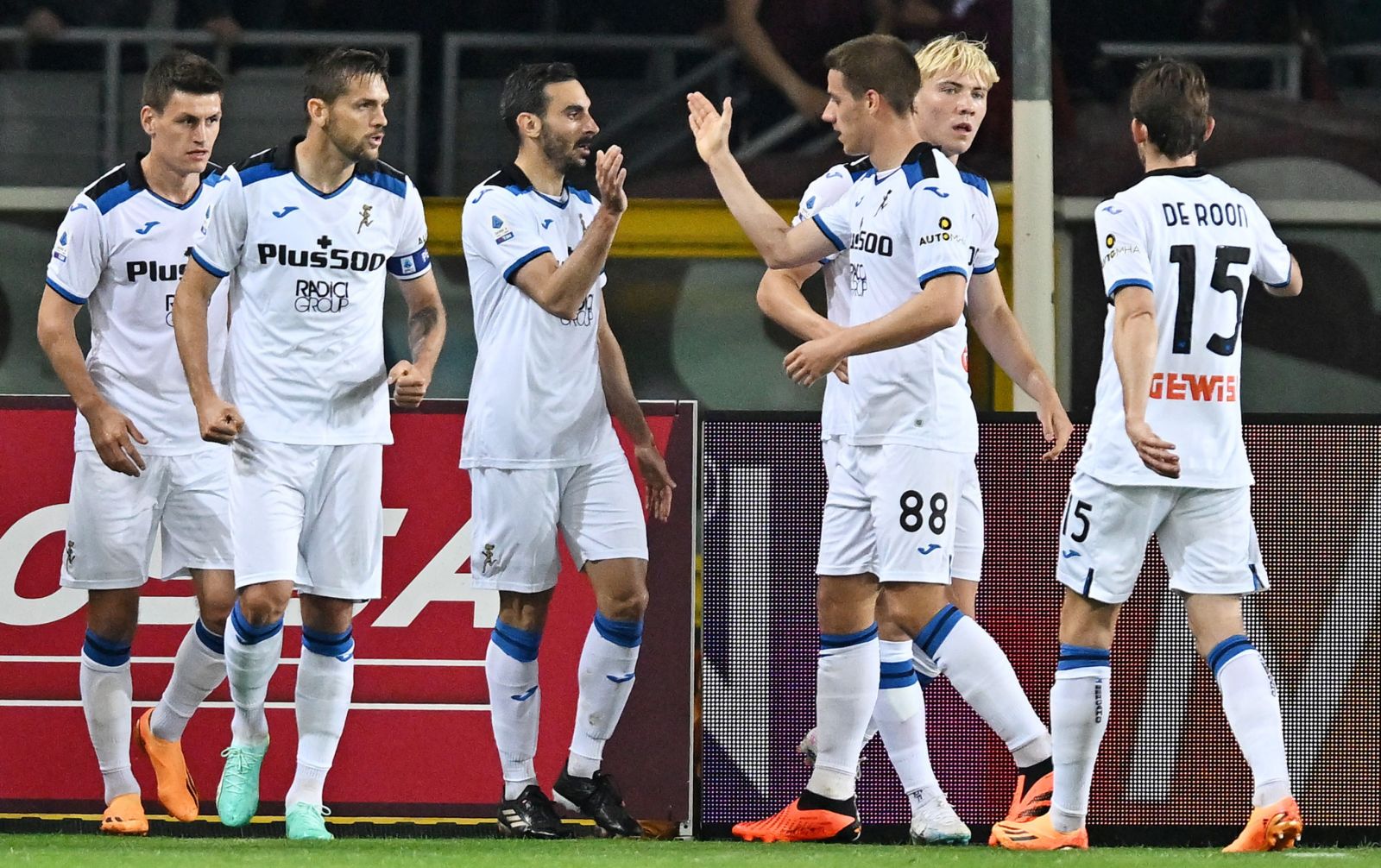 epa10599032 Atalanta's Davide Zappacosta (C) celebrates with his teammates after scoring the 0-1 goal during the Italian Serie A soccer match between Torino FC and Atalanta BC, in Turin, Italy, 29 April 2023.  EPA/ALESSANDRO DI MARCO