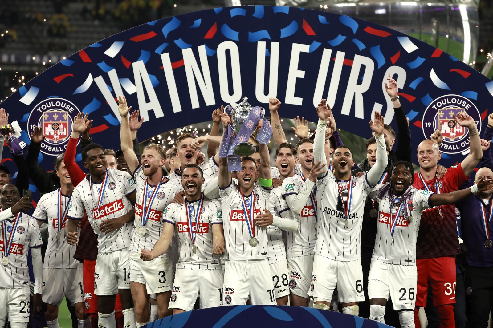 epa10599195 Toulouse FC players celebrate after winning the Coupe de France final soccer match between FC Nantes and Toulouse FC, in Saint-Denis, France, 29 April 2023.  EPA/CHRISTOPHE PETIT TESSON