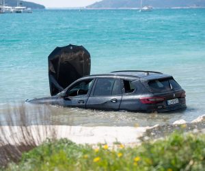 07.04.2023., pristaniste Soline, Trogir – BMW udario u parkirani kamion. Oba vozila zavrsila su u moru. Vatrogasci izvukli vozacicu iz BMW-a koja je potom, vozilom HMP-a, prevezena na pružanje lječničke pomoći.   Photo: Josko Herceg/PIXSELL
