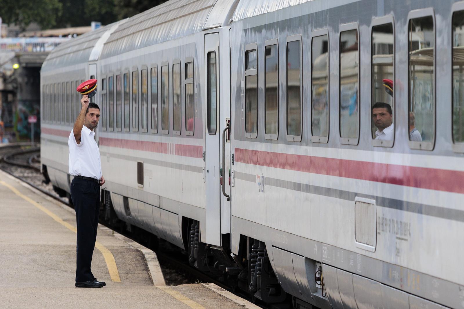 08.07.2022., Split - Brzi vlak iz Osijeka s dvadeset minuta zakasnjenja stigao je na splitski zeljeznicki kolodvor. Photo: Miroslav Lelas/PIXSELL