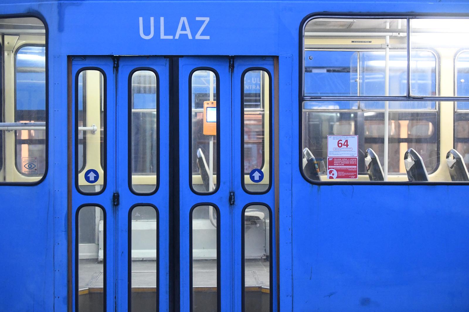 13.01.2021., Zagreb - Jutarnje guzve u javnom gradskom prijevozu na okretistu Ljubljanica. "nPhoto: Marko Lukunic/PIXSELL