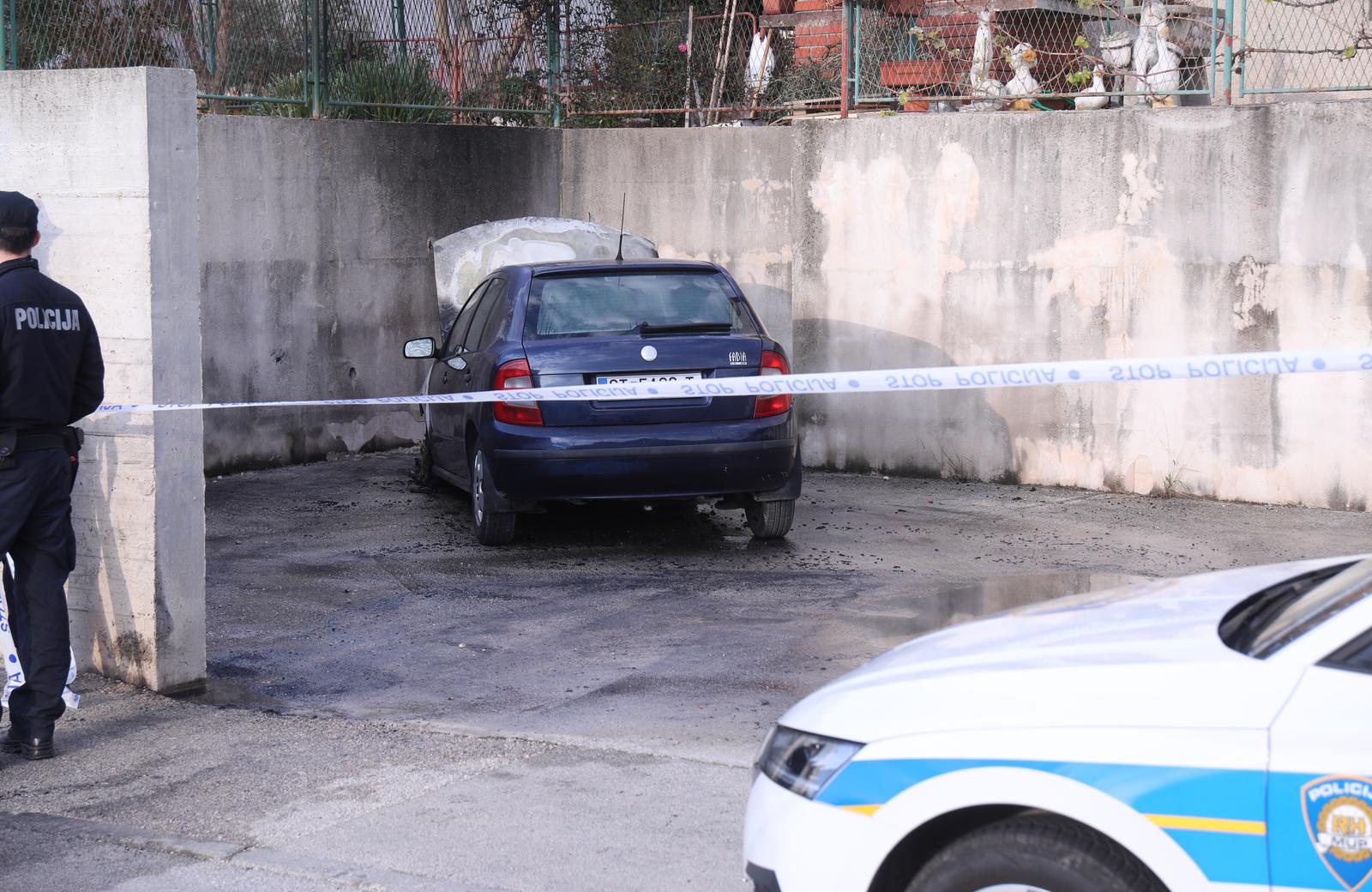 13.04.2023.,Solin - Oko 5 i 45 izbio pozar na vozilu kojeg do ocevida cuva policija .  Photo: Ivo Cagalj/PIXSELL