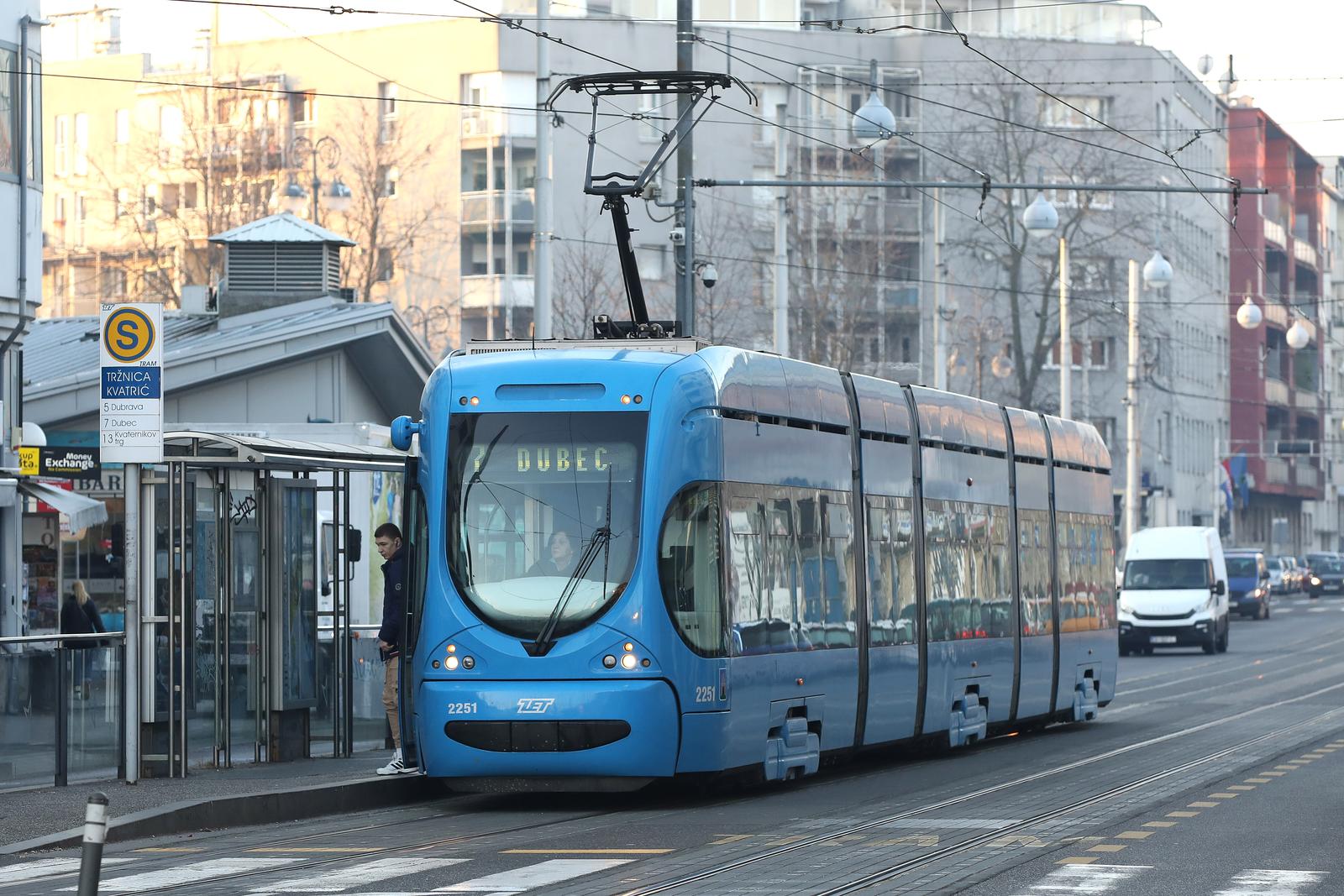 16.02.2023., Zagreb - ZET je izvjestio javnost da od ponedjeljka skracuje tramvajske linije broj 5 i 7, koje ce voziti samo do Maksimira, odnosno Dubrave. Dvojbeno obrazlozenje da skracivanje linija znaci bolju uslugu tesko ce zadovoljiti stanovnike istocnog dijela grada koji opravdano strahuju od losijeg javnog prijevoza Photo: Patrik Macek/PIXSELL