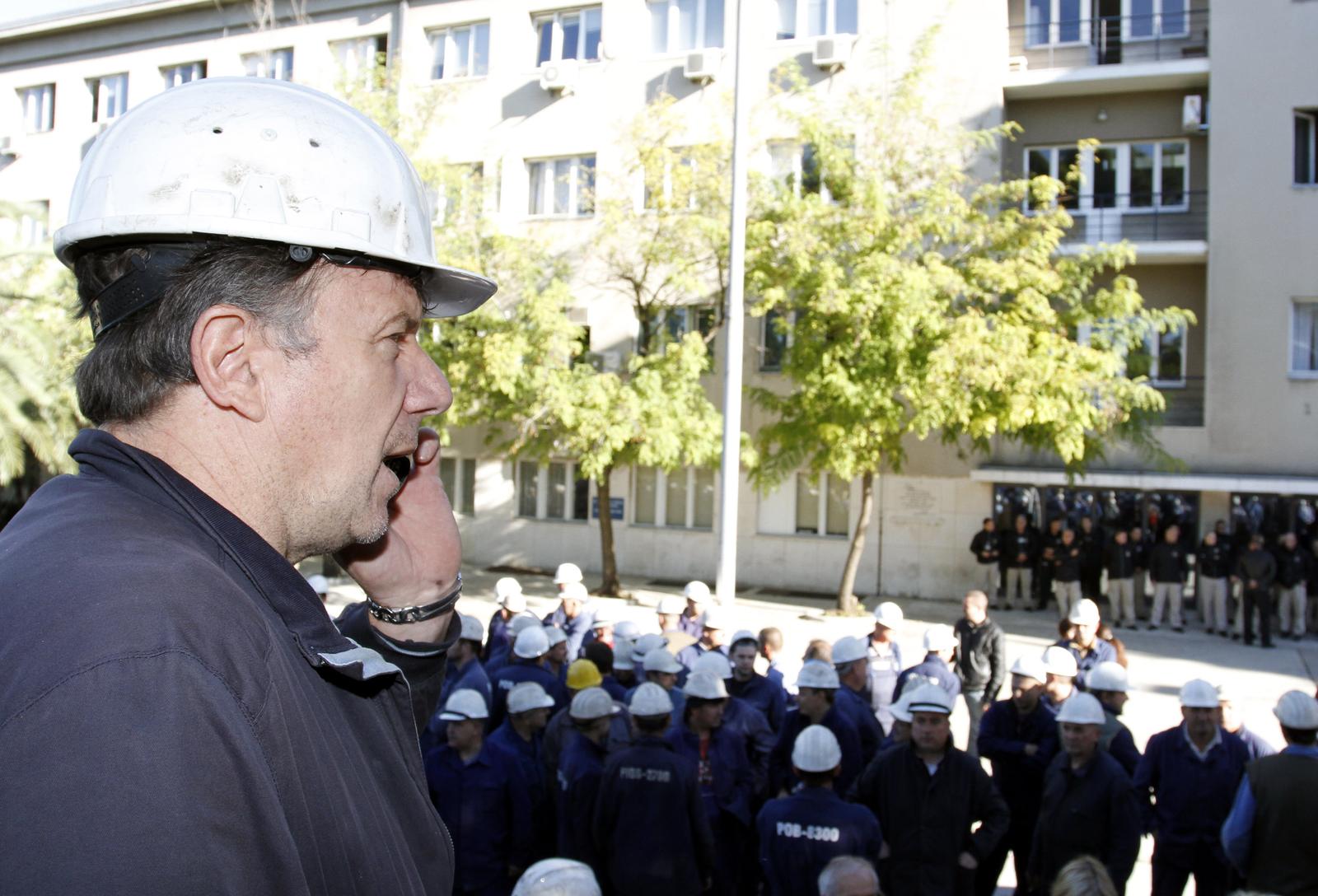 17.10.2013., Split - Skverani se okupili kako bi prosvjedovali protiv kasnjenja placa i umanjenja prava. Sindikalist Zvonko Segvic. Photo: Tino Juric/PIXSELL