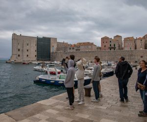 24.04.2023., Stara graadska jezgra, Dubrovnik - Jako jugo i zahladjenje u Dubrovniku.    Photo: Grgo Jelavic/PIXSELL