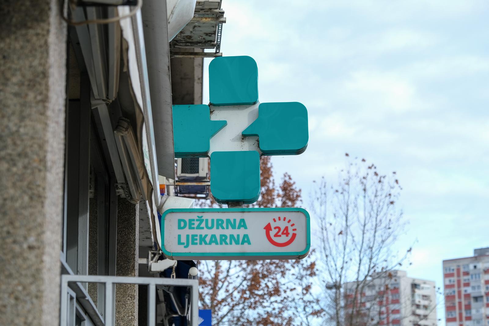 26.12.2022., Zagreb - Ispred dezurne ljekarne u Sigetu se stvorila guzva. Photo: Slaven Branislav Babic/PIXSELL