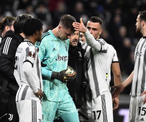 Soccer Football - Europa League - Quarter Final - First Leg - Juventus v Sporting CP - Allianz Stadium, Turin, Italy - April 13, 2023 Juventus' Wojciech Szczesny is patted on the head by Filip Kostic as he substituted off after sustaining an injury REUTERS/Massimo Pinca Photo: MASSIMO PINCA/REUTERS
