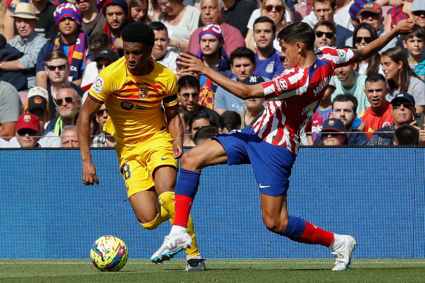 epa10587816 Barcelona's defender Alejandro Balde (L) duels for the ball with Atletico's Argentinian defender Nahuel Molina (R) during the Spanish LaLiga soccer match between FC Barcelona and Atletico de Madrid at Spotify Camp Nou stadium in Barcelona, Catalonia, Spain, 23 April 2023.  EPA/Enric Fontcuberta