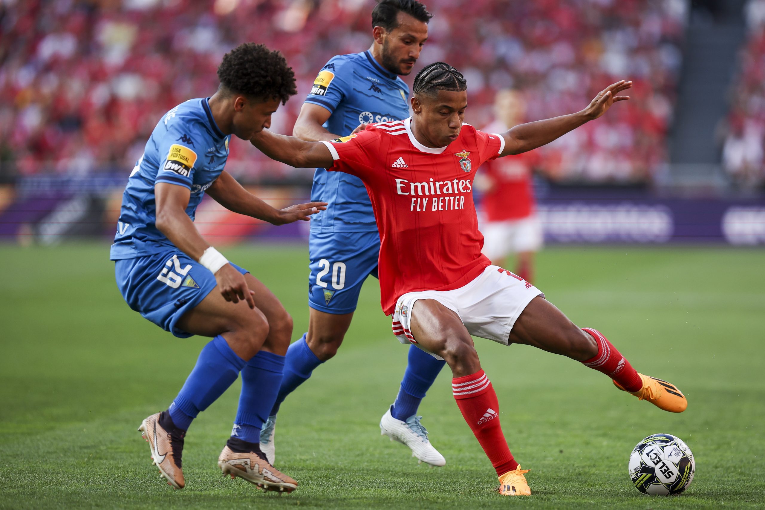 epa10588113 Benfica player David Neres (R) in action against Estoril Praia player Joao Carvalho during the Portuguese First League soccer match between SL Benfica and Estoril Praia in Lisbon, Portugal, 23 April 2023.  EPA/JOSÉ SENA GOULÃO
