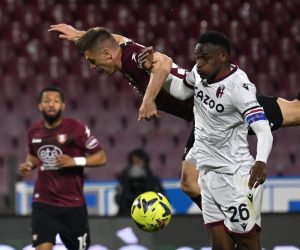 epa10530733 Salernitana’s Krzysztof Piatek (C) in action against Bologna's Jhon Lucumi (R) during the Italian Serie A soccer match between US Salernitana and Bologna FC, in Salerno, Italy, 18 March 2023.  EPA/MASSIMO PICA