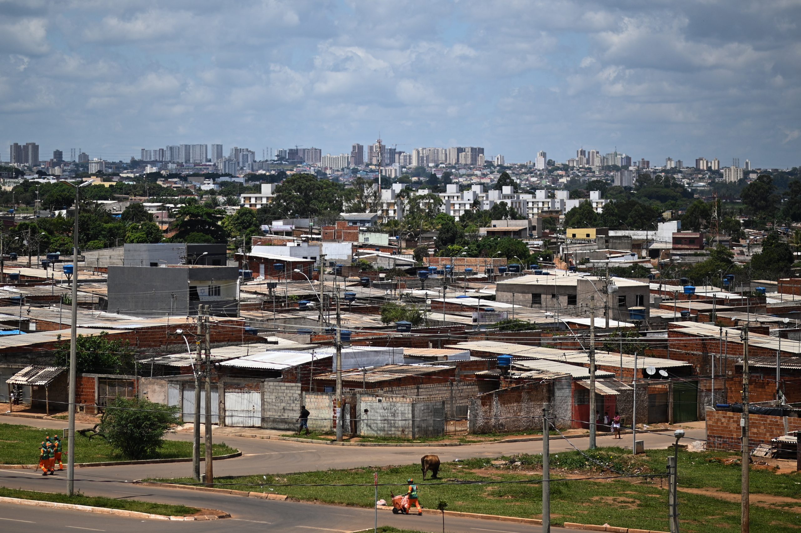 epa10544278 A general view of the Sol Nascente favela near Brasilia, Brazil, 24 March 2023 (issued 26 March 2023). The Brazilian government announced that the country's largest favela is now located in the capital of Brasilia, just 35 kilometers from the seat of power and no longer in Rio de Janeiro or Sao Paulo. In a preliminary report of the 2022 Census, the Brazilian Institute of Geography and Statistics (IBGE) pointed out on 17 March 2023 that Sol Nascente, a district with 32,081 households, is currently the largest favela in the country, surpassing the Rocinha slum in Rio de Janeiro with its 30,955 households.  EPA/Andre Borges