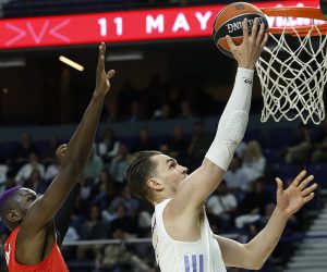 epa10562397 Real Madrid's Mario Hezonja (R) in action against Bayern Munich's Isaac Bonga during a Euroleague basketball match between Real Madrid and Bayern Munich at Wizink Center in Madrid, Spain, 06 April 2023.  EPA/Chema Moya