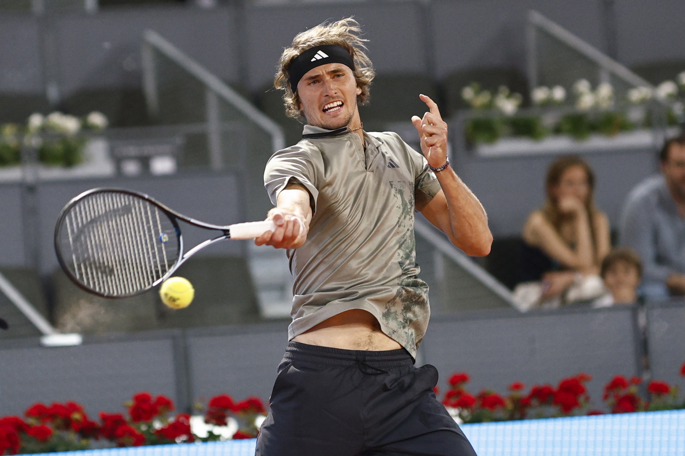 epa10597547 Alexander Zverev of Germany in action against Roberto Carballes Baena of Spain during their round of 64 match at the Madrid Open tennis tournament in Madrid, Spain, 28 April 2023.  EPA/Rodrigo Jimenez