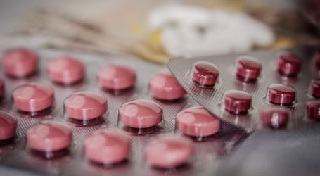 Novi udarac reproduktivnim pravima u SAD-u: Sudac suspendirao odobrenje pilule za pobačaj mifepriston