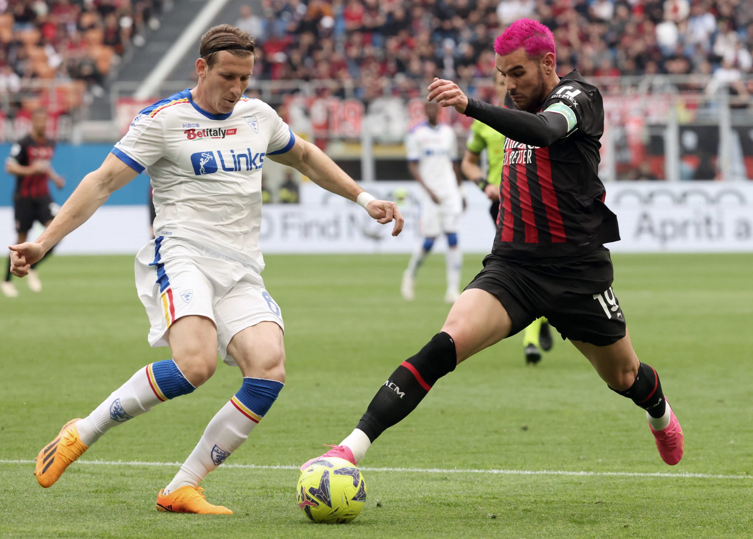 epa10588036 Lecce’s Federico Baschirotto (L) and Milan’s Theo Hernandez (R) in action during the Italian Serie A soccer match between AC Milan and US Lecce in Milan, Italy, 23 April 2023.  EPA/MATTEO BAZZI