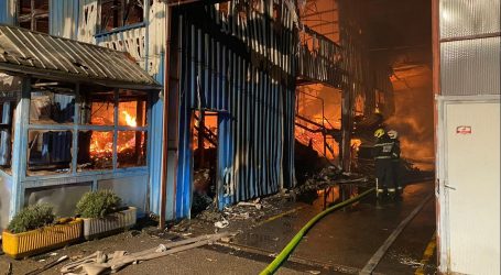 U Velikoj Gorici tijekom noći buktio požar u tvornici – izazvao eksploziju i ozljedio 56-godišnjaka