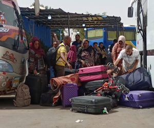 epa10590996 Passengers fleeing from Sudan arrive at Wadi Karkar bus station in Aswan, Egypt 25 April 2023. Heavy armed clashes between the country's military and rival paramilitary groups have occurred in the capital Khartoum and other parts of the country since 15 April 2023.  EPA/STR