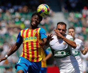 epa10587506 Valencia's Yunus Musah (L) and Elche's Gonzalo Verdu (R) in action during the Spanish LaLiga soccer match between Elche CF and Valencia CF in Elche, Spain, 23 April 2023.  EPA/Manuel Lorenzo