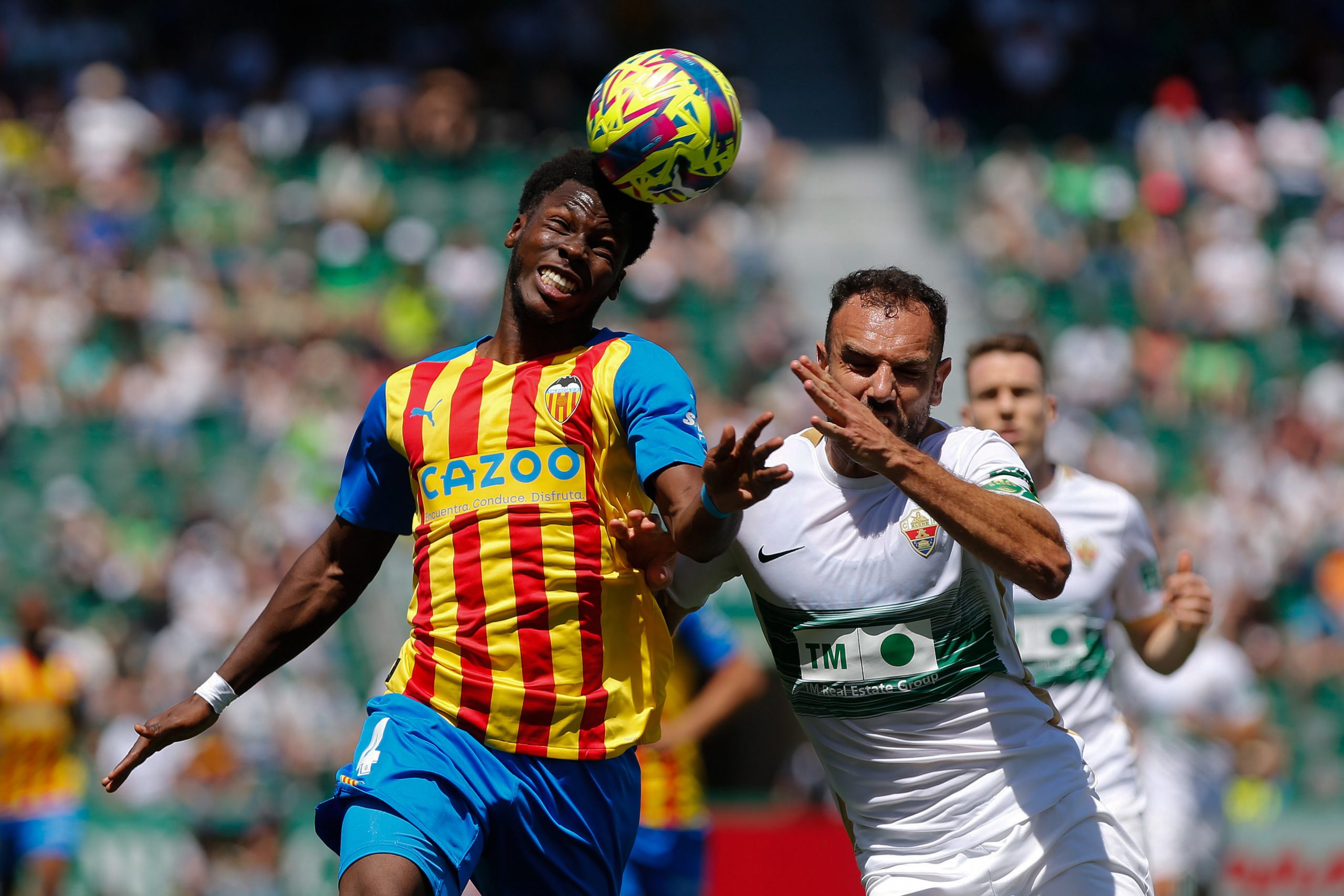 epa10587506 Valencia's Yunus Musah (L) and Elche's Gonzalo Verdu (R) in action during the Spanish LaLiga soccer match between Elche CF and Valencia CF in Elche, Spain, 23 April 2023.  EPA/Manuel Lorenzo