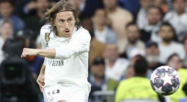 epa10570103 Real Madrid's midfielder Luka Modric in action during the UEFA Champions League quarter final first leg soccer match between Real Madrid and Chelsea FC, in Madrid, Spain, 12 April 2023.  EPA/Rodrigo Jimenez