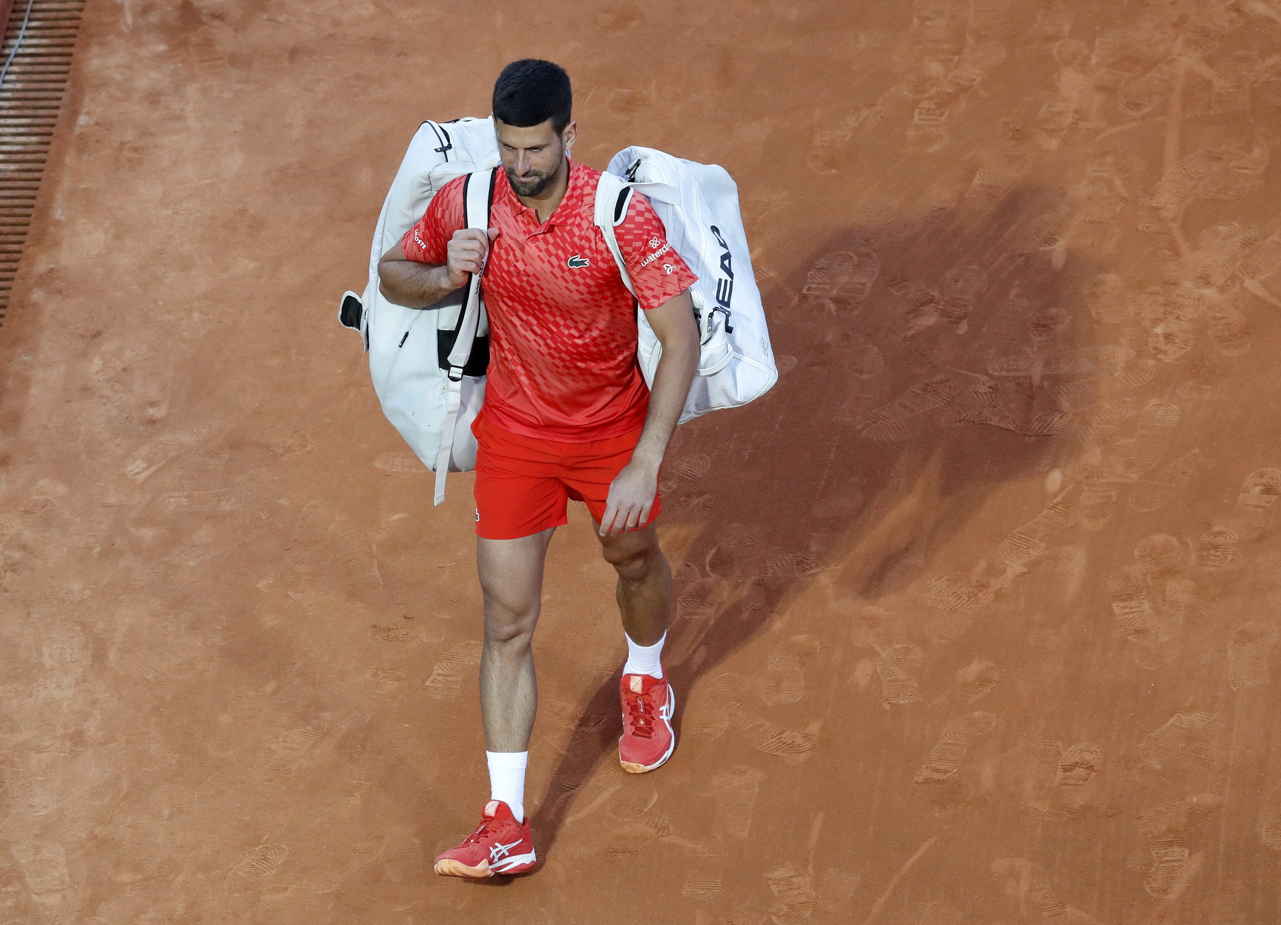 epa10571259 Novak Djokovic of Serbia reacts after losing his third round match against Lorenzo Musetti of Italy at the Monte-Carlo Rolex Masters tournament in Roquebrune Cap Martin, France, 13 April 2023.  EPA/SEBASTIEN NOGIER