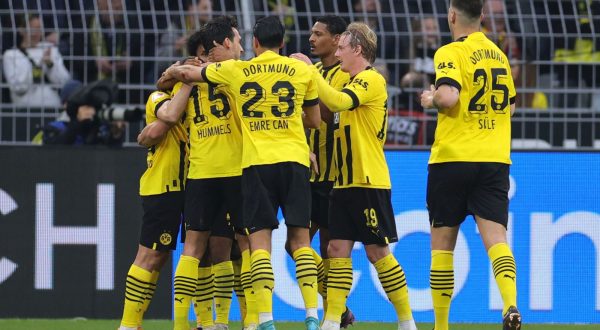 epa10586289 Dortmund's Mats Hummels celebrates with teammates after scoring the 3-0 during the German Bundesliga soccer match between Borussia Dortmund and Eintracht Frankfurt in Dortmund, Germany, 22 April 2023.  EPA/FRIEDEMANN VOGEL CONDITIONS - ATTENTION: The DFL regulations prohibit any use of photographs as image sequences and/or quasi-video.