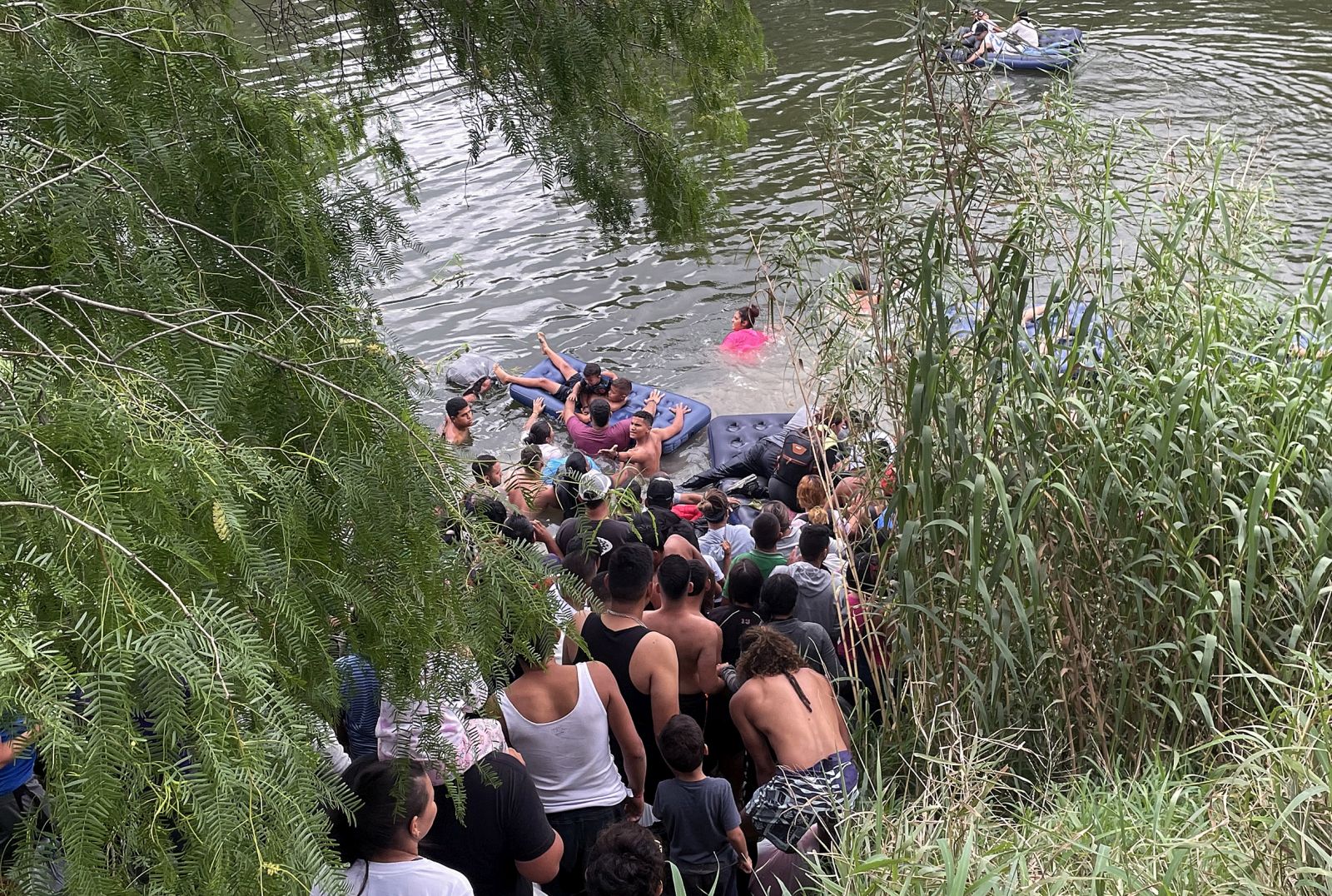 epaselect epa10590012 A group of migrants gathers to cross the Rio Grande river, in Matamoros, Mexico, 24 April 2023. Agents of the National Institute of Migration (INM) of Mexico warned thousands of migrants not to cross the waters of the Rio Grande but hundreds from Central and South America crossed to the US to turn themselves in to the US Border Patrol.  EPA/Abraham Pineda-Jacome