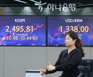 epa10593921 An electronic signboard in the dealing room of Hana Bank shows the benchmark Korea Composite Stock Price Index having gained 10.98 points, or 0.44 percent, to close at 2,495.81, in Seoul, South Korea, 27 April 2023. South Korean stocks ended higher after a five-session losing streak as investors picked up tech bargains despite concerns about the global banking sector instability and an economic recession.  EPA/YONHAP SOUTH KOREA OUT