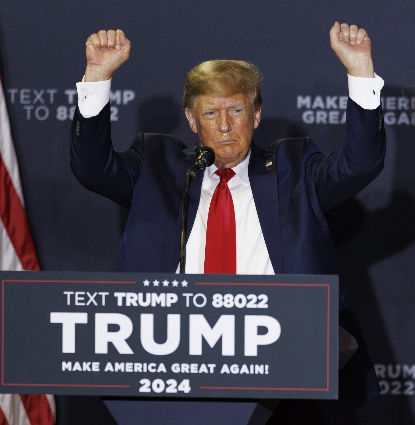 epa10595516 Former US president Donald Trump addresses a crowd during a rally in Manchester, New Hampshire, USA, 27 April 2023.  EPA/CJ GUNTHER